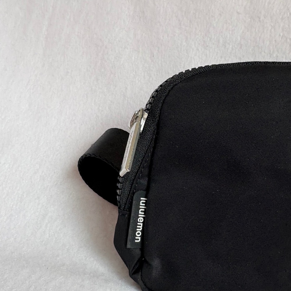 Lululemon Everywhere Belt Bag 1L Black Adjustable Waist Pack Fanny Pack - Picture 5 of 5